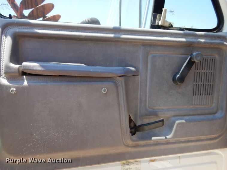 image for item DF4206 1995 Ford F700  grain truck