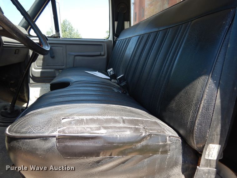 image for item DF4206 1995 Ford F700  grain truck