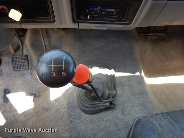 image for item DF4206 1995 Ford F700  grain truck