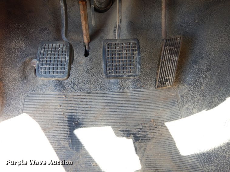 image for item DF4206 1995 Ford F700  grain truck