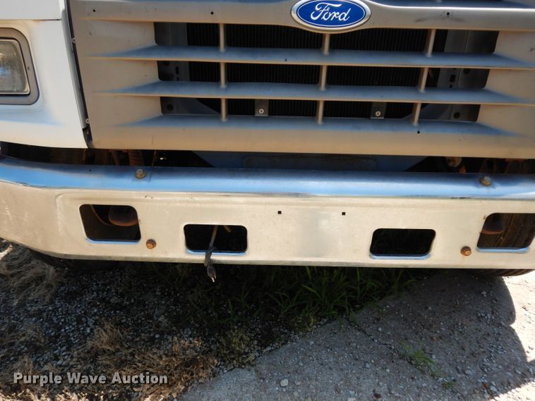 image for item DF4206 1995 Ford F700  grain truck