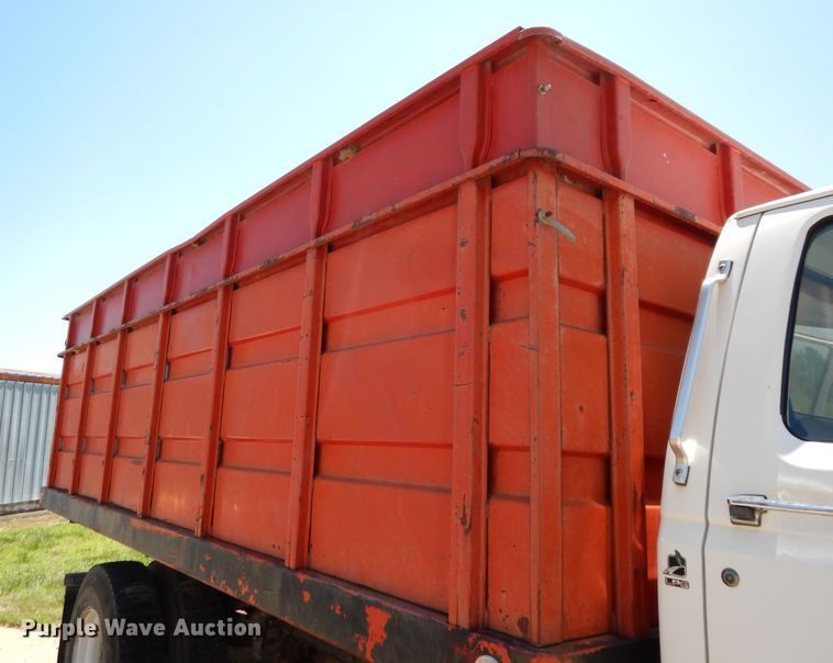 image for item DF4206 1995 Ford F700  grain truck