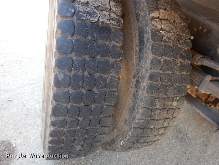 image for item DF4206 1995 Ford F700  grain truck