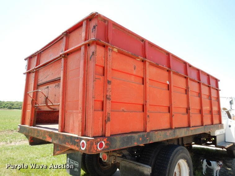 image for item DF4206 1995 Ford F700  grain truck