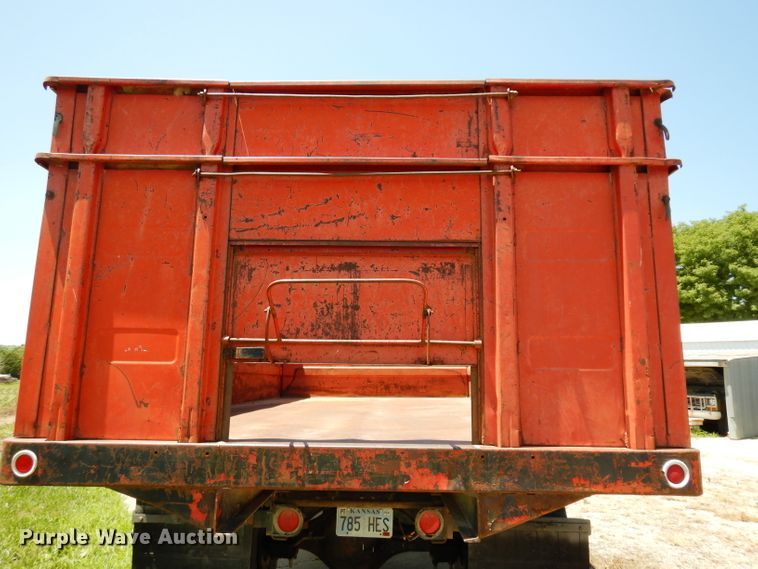 image for item DF4206 1995 Ford F700  grain truck
