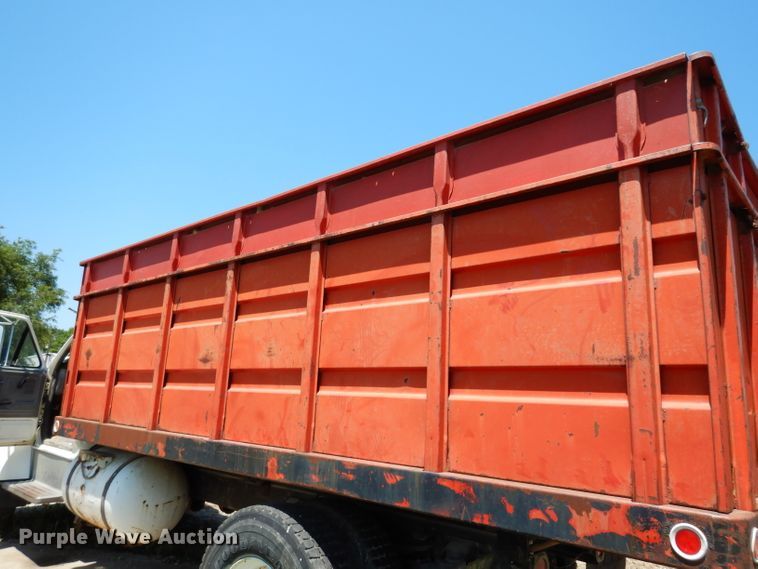 image for item DF4206 1995 Ford F700  grain truck