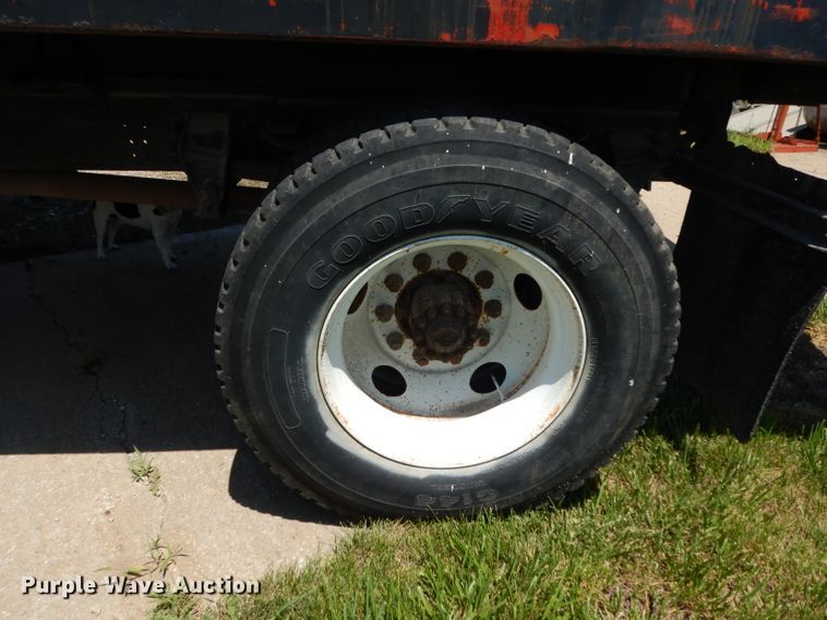 image for item DF4206 1995 Ford F700  grain truck