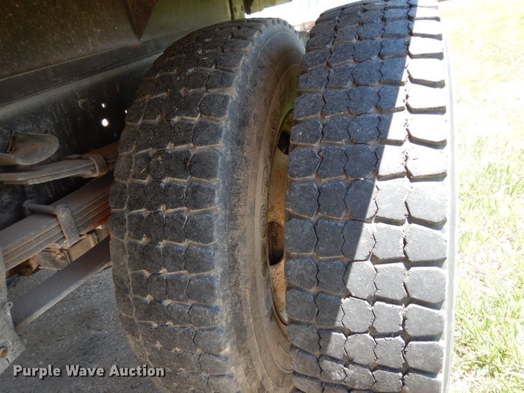 image for item DF4206 1995 Ford F700  grain truck