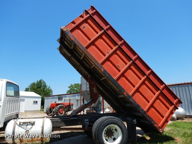 image for item DF4206 1995 Ford F700  grain truck