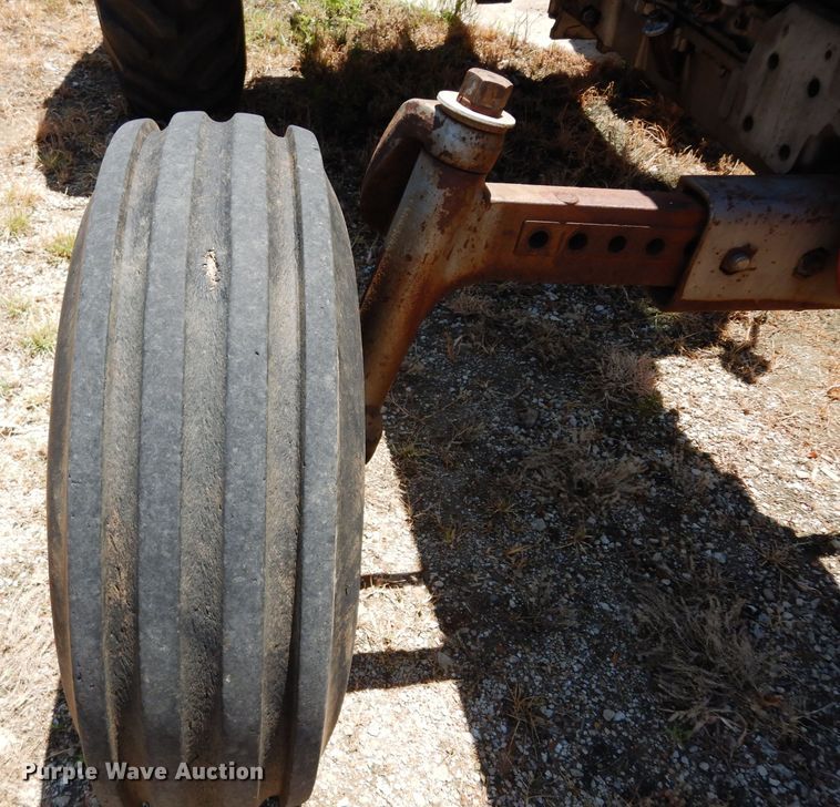 image for item DF4207 1980 Massey-Ferguson 2705  tractor