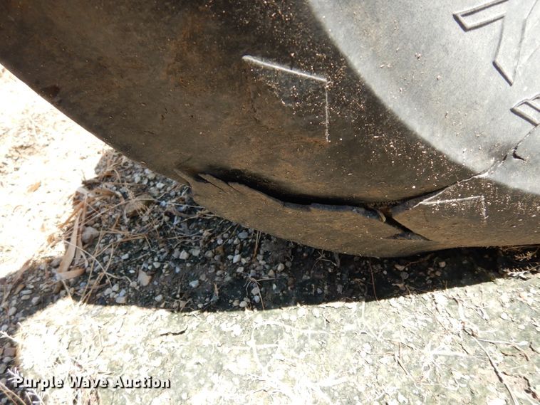 image for item DF4207 1980 Massey-Ferguson 2705  tractor