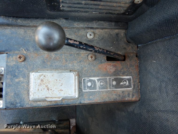 image for item DF4207 1980 Massey-Ferguson 2705  tractor