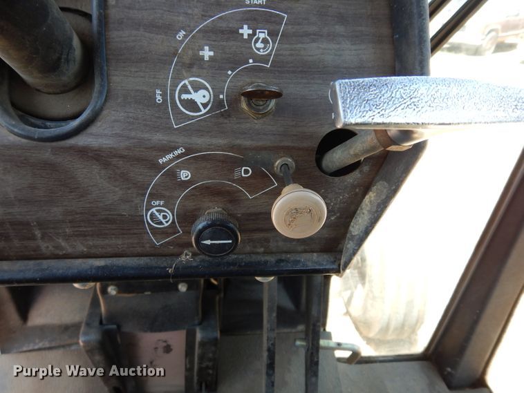 image for item DF4207 1980 Massey-Ferguson 2705  tractor