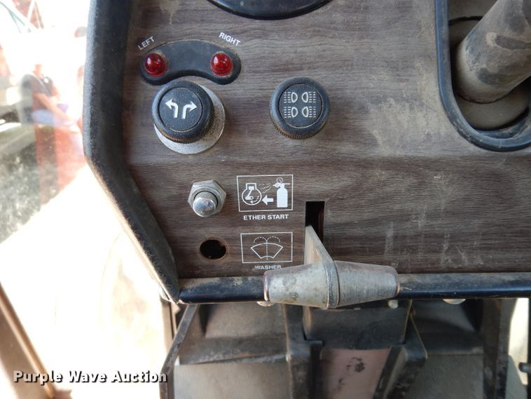 image for item DF4207 1980 Massey-Ferguson 2705  tractor