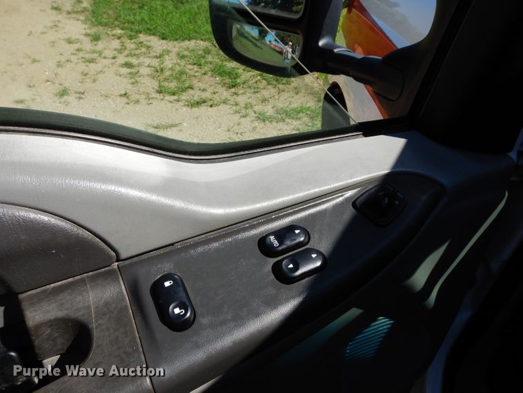 image for item DF4247 2004 Ford F550 Super Duty XLT  flatbed truck