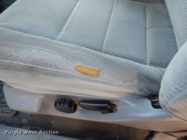 image for item DF4247 2004 Ford F550 Super Duty XLT  flatbed truck