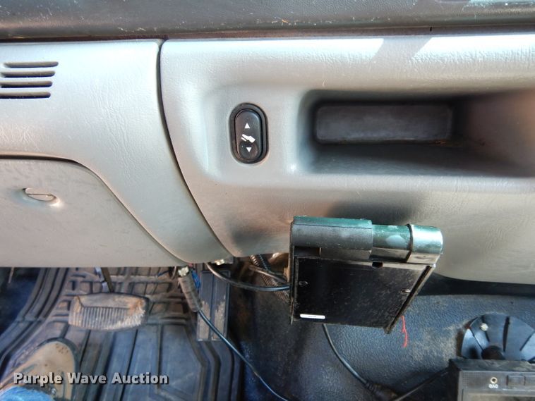 image for item DF4247 2004 Ford F550 Super Duty XLT  flatbed truck