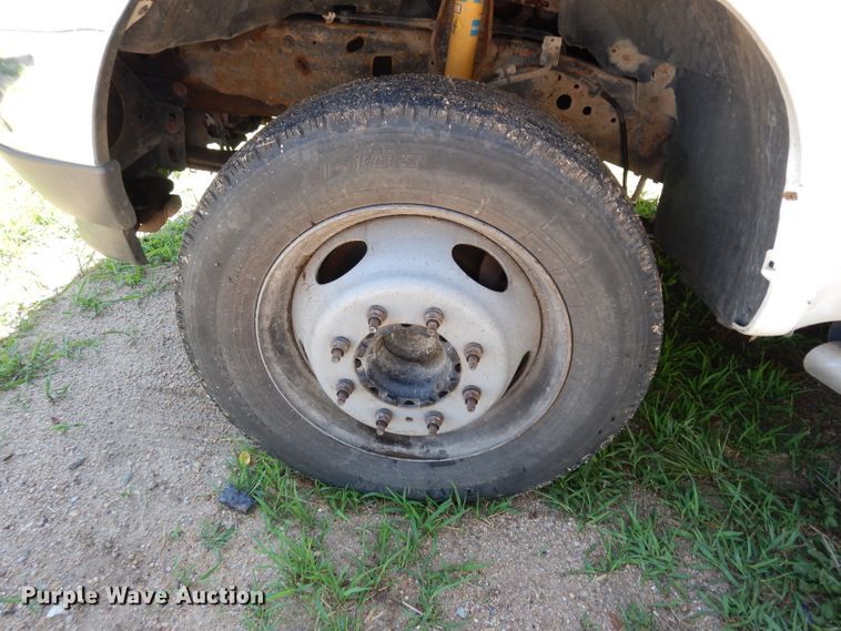 image for item DF4247 2004 Ford F550 Super Duty XLT  flatbed truck