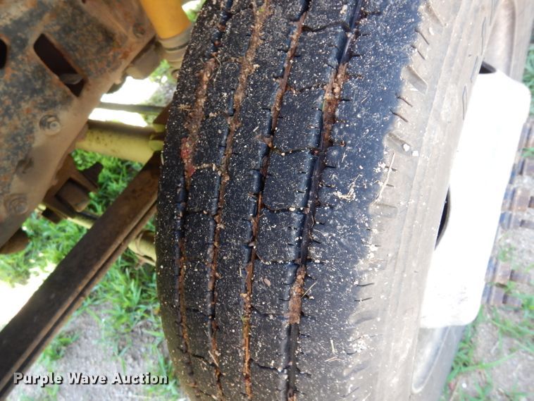 image for item DF4247 2004 Ford F550 Super Duty XLT  flatbed truck