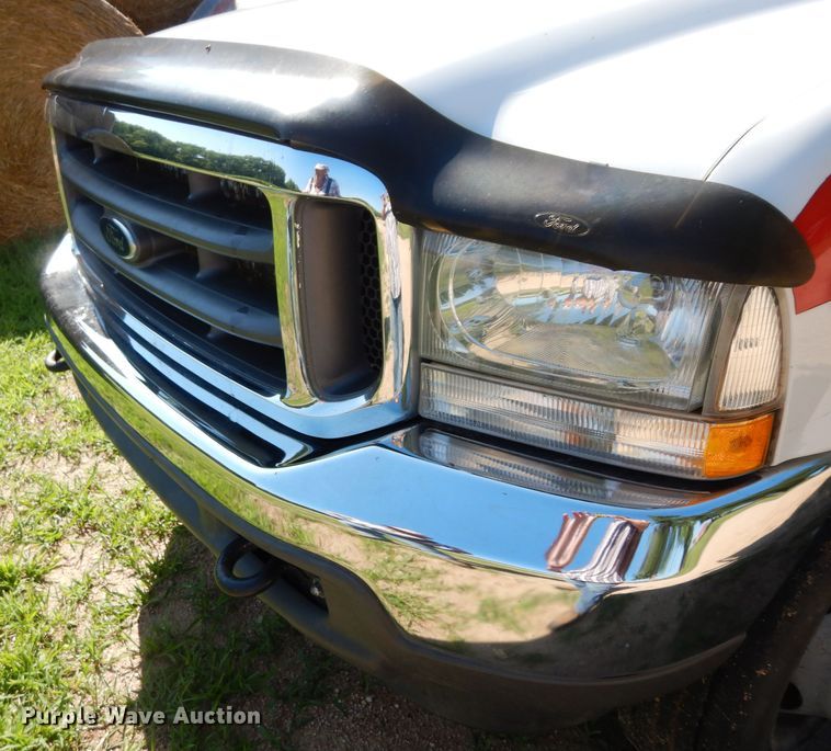 image for item DF4247 2004 Ford F550 Super Duty XLT  flatbed truck