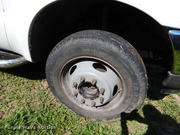 image for item DF4247 2004 Ford F550 Super Duty XLT  flatbed truck