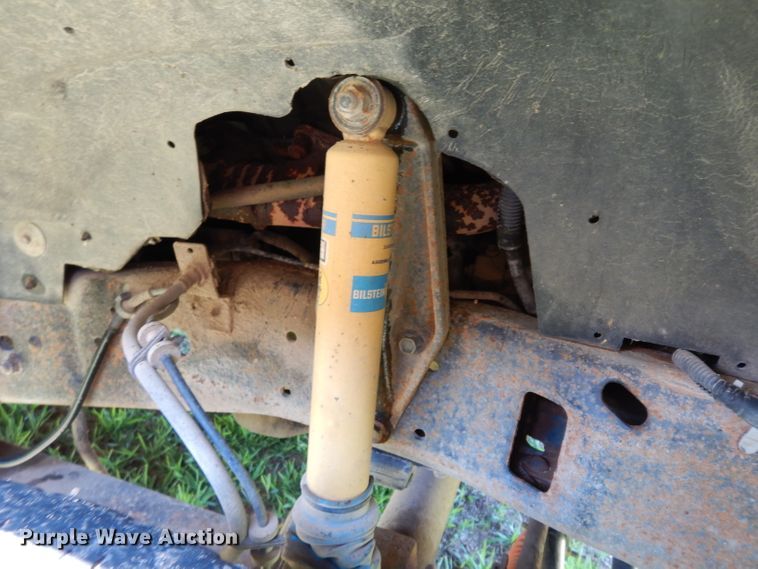 image for item DF4247 2004 Ford F550 Super Duty XLT  flatbed truck