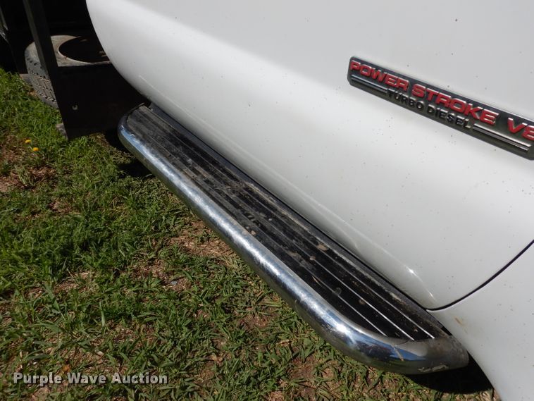 image for item DF4247 2004 Ford F550 Super Duty XLT  flatbed truck