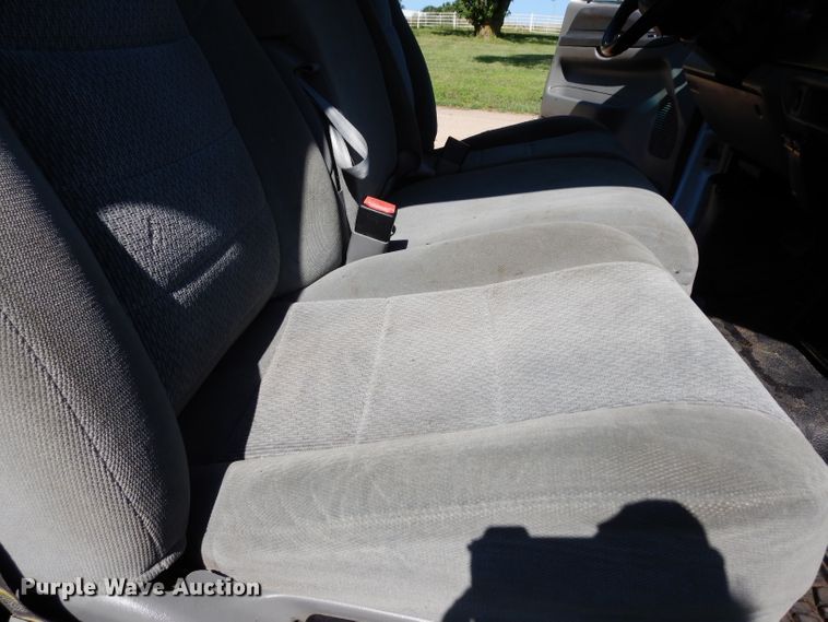 image for item DF4247 2004 Ford F550 Super Duty XLT  flatbed truck