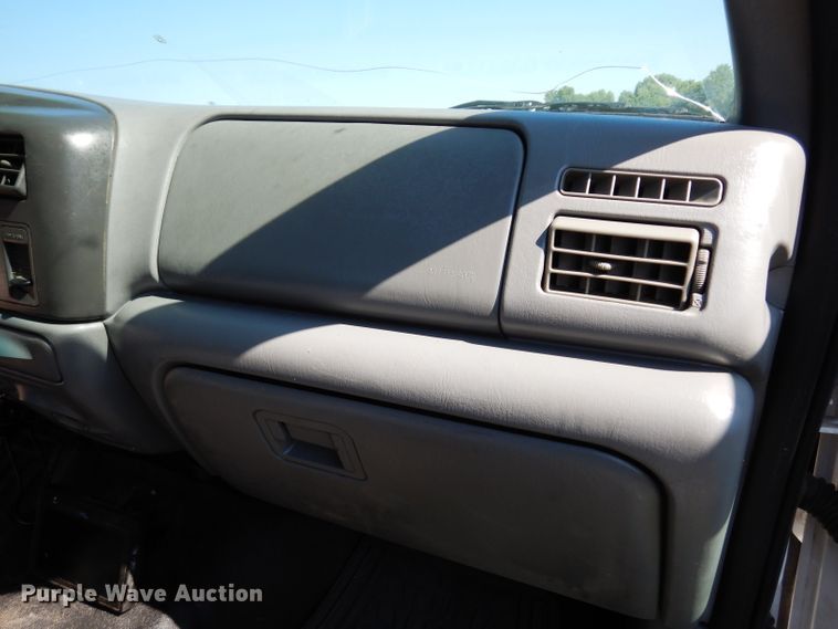 image for item DF4247 2004 Ford F550 Super Duty XLT  flatbed truck