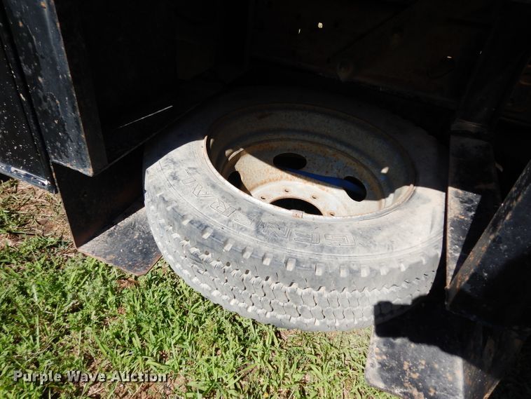 image for item DF4247 2004 Ford F550 Super Duty XLT  flatbed truck