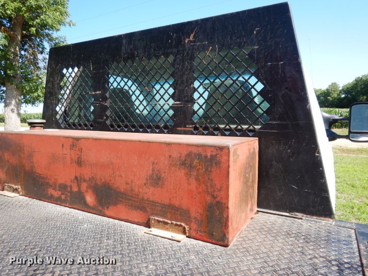 image for item DF4247 2004 Ford F550 Super Duty XLT  flatbed truck