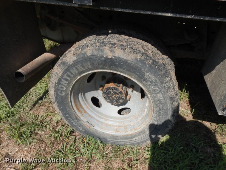 image for item DF4247 2004 Ford F550 Super Duty XLT  flatbed truck