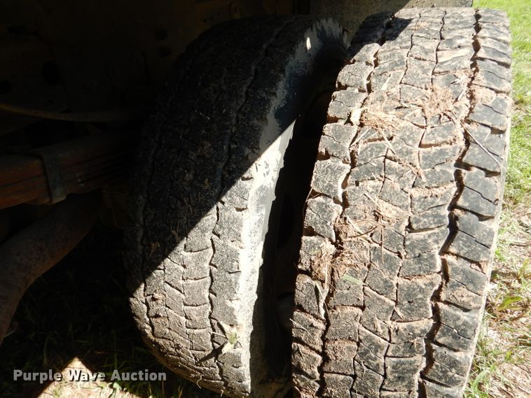 image for item DF4247 2004 Ford F550 Super Duty XLT  flatbed truck