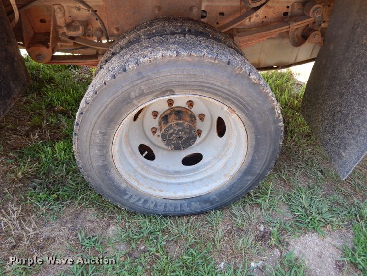 image for item DF4247 2004 Ford F550 Super Duty XLT  flatbed truck