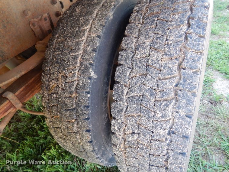 image for item DF4247 2004 Ford F550 Super Duty XLT  flatbed truck