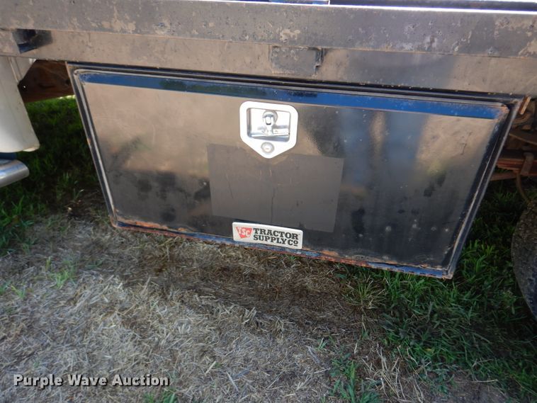 image for item DF4247 2004 Ford F550 Super Duty XLT  flatbed truck