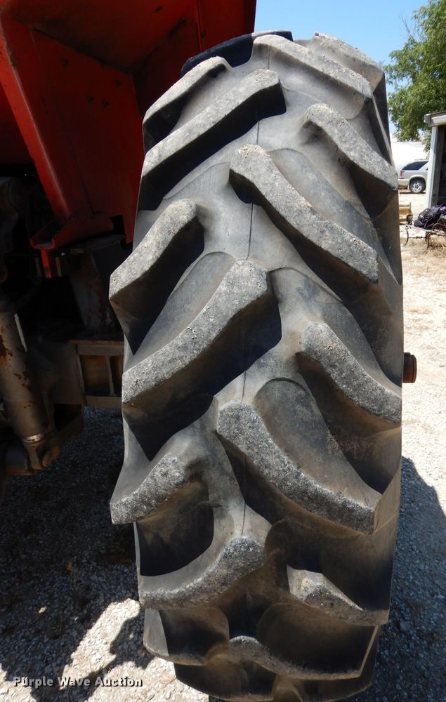 image for item DF4249 1976 Massey-Ferguson 1105  tractor