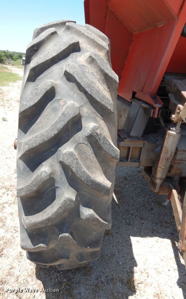 image for item DF4249 1976 Massey-Ferguson 1105  tractor