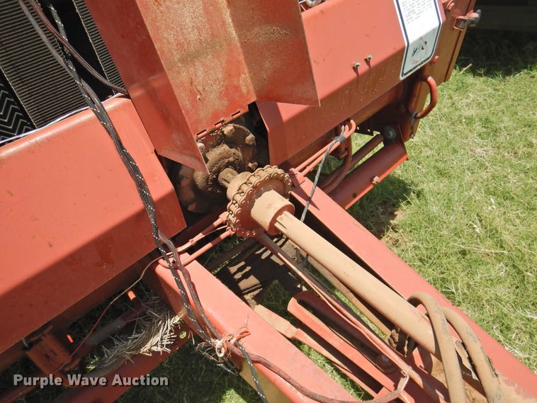image for item GN9964 1983 Hesston 5580  round baler