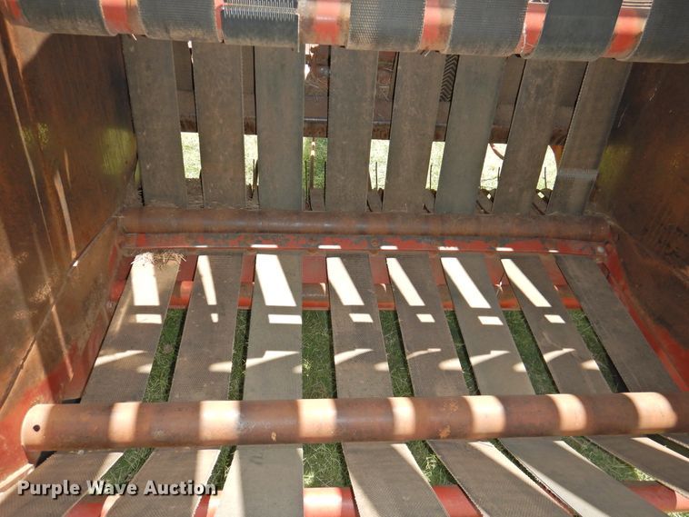 image for item GN9964 1983 Hesston 5580  round baler