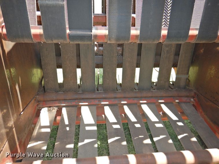 image for item GN9964 1983 Hesston 5580  round baler