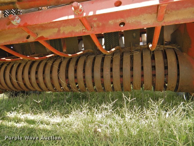 image for item GN9964 1983 Hesston 5580  round baler