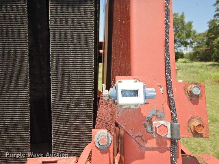 image for item GN9964 1983 Hesston 5580  round baler