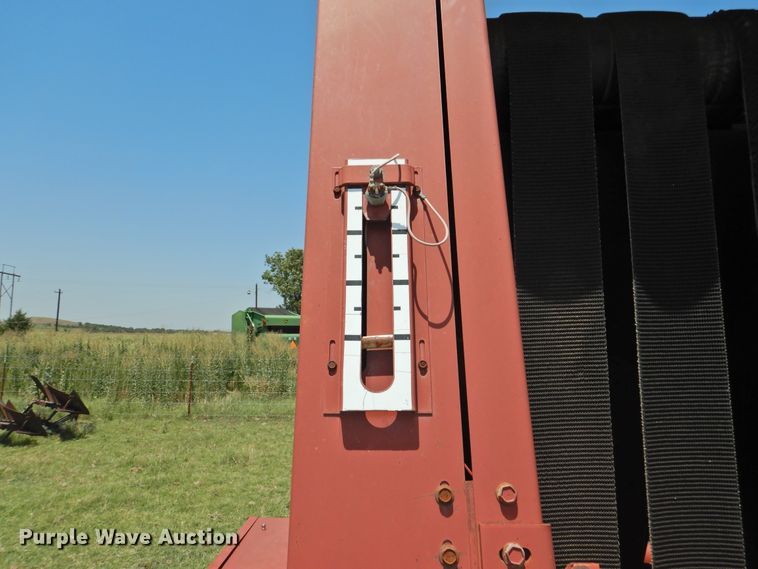 image for item GN9964 1983 Hesston 5580  round baler