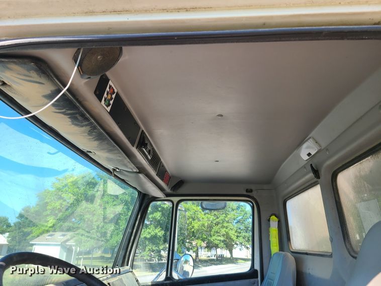 image for item GT9210 1999 Freightliner FL70  feed delivery truck