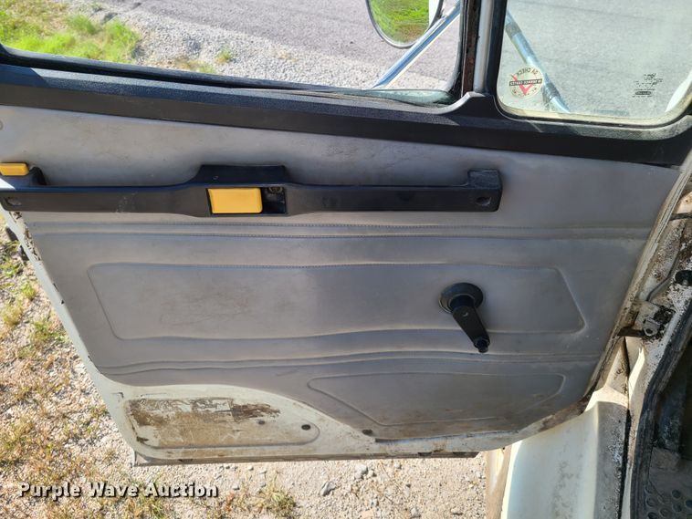 image for item GT9210 1999 Freightliner FL70  feed delivery truck