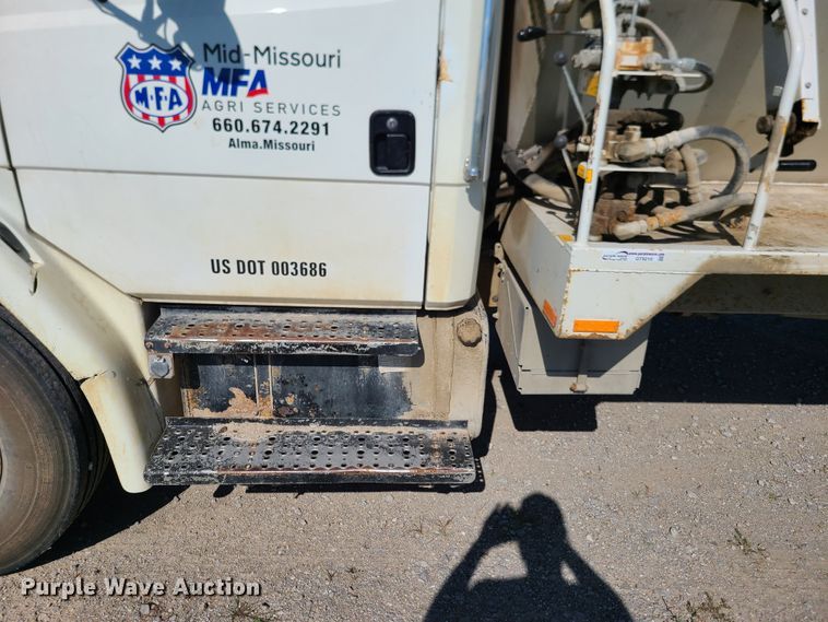 image for item GT9210 1999 Freightliner FL70  feed delivery truck