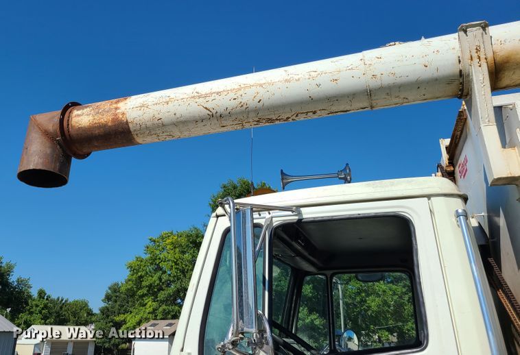 image for item GT9210 1999 Freightliner FL70  feed delivery truck