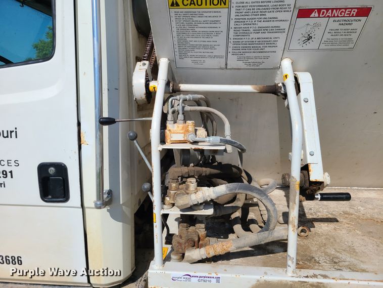 image for item GT9210 1999 Freightliner FL70  feed delivery truck