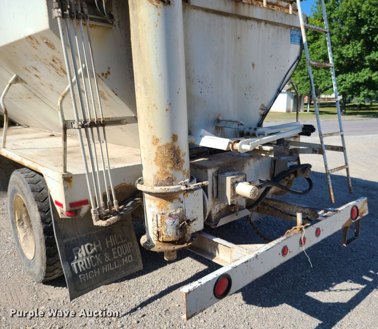 image for item GT9210 1999 Freightliner FL70  feed delivery truck